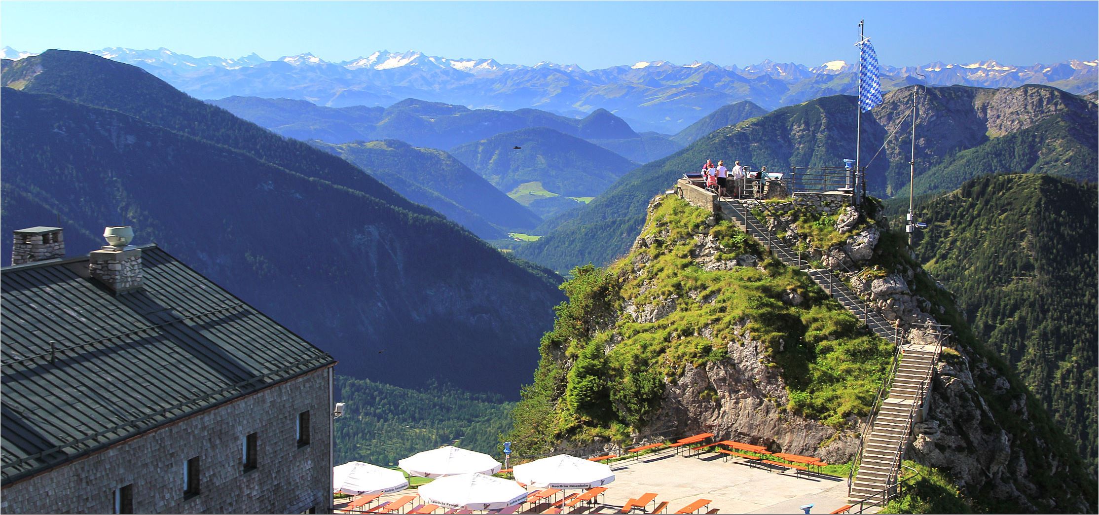 Unternehmen Sie verschiedenste Tagesausflüge in die Alpen und genießen Sie das unglaubliche Bergpanorama