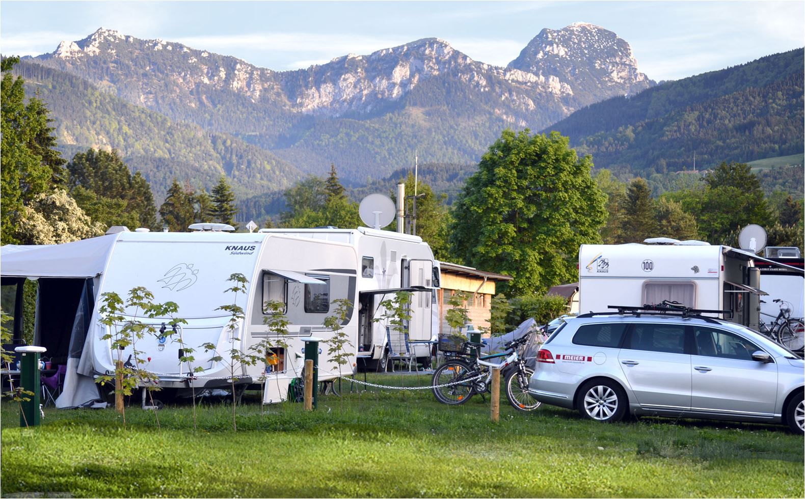 Sommeridylle auf dem Campingplatz in Bad Feilnbach mit Blick auf "die liegende Jungfrau"