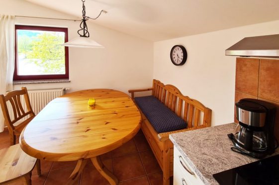 Kaiser Camping Outdoor Resort Bad Feilnbach Ferienwohnung Wohnzimmer mit moderner Küche und Essbereich