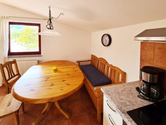 Kaiser Camping Outdoor Resort Bad Feilnbach Ferienwohnung Wohnzimmer mit moderner Küche und Essbereich