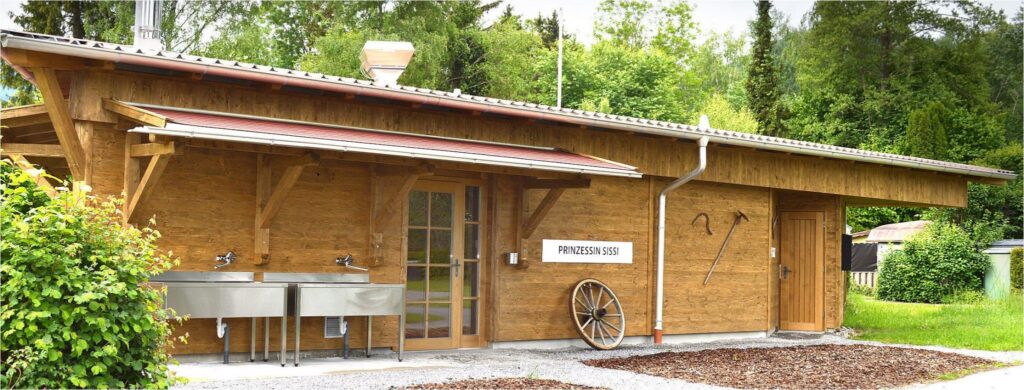 Sanitärgebäude mit Duschen und WC, Kaiser Camping Bad Feilnbach