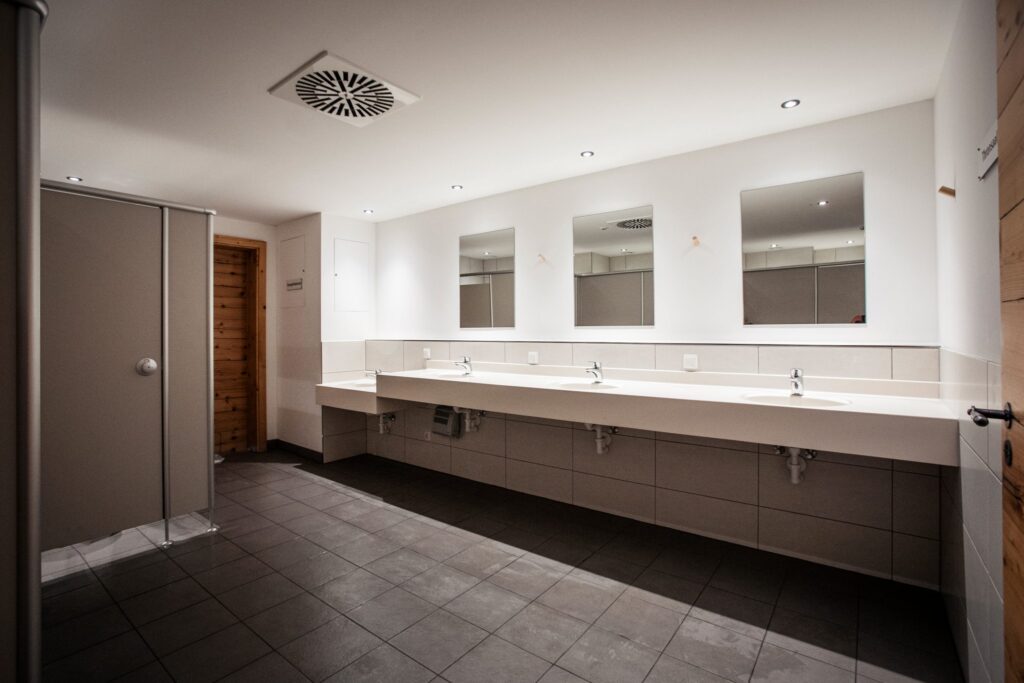 Sanitärgebäude mit Duschen und WC, Kaiser Camping Bad Feilnbach