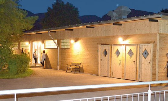 Sanitärgebäude mit Duschen und WC, Kaiser Camping Bad Feilnbach